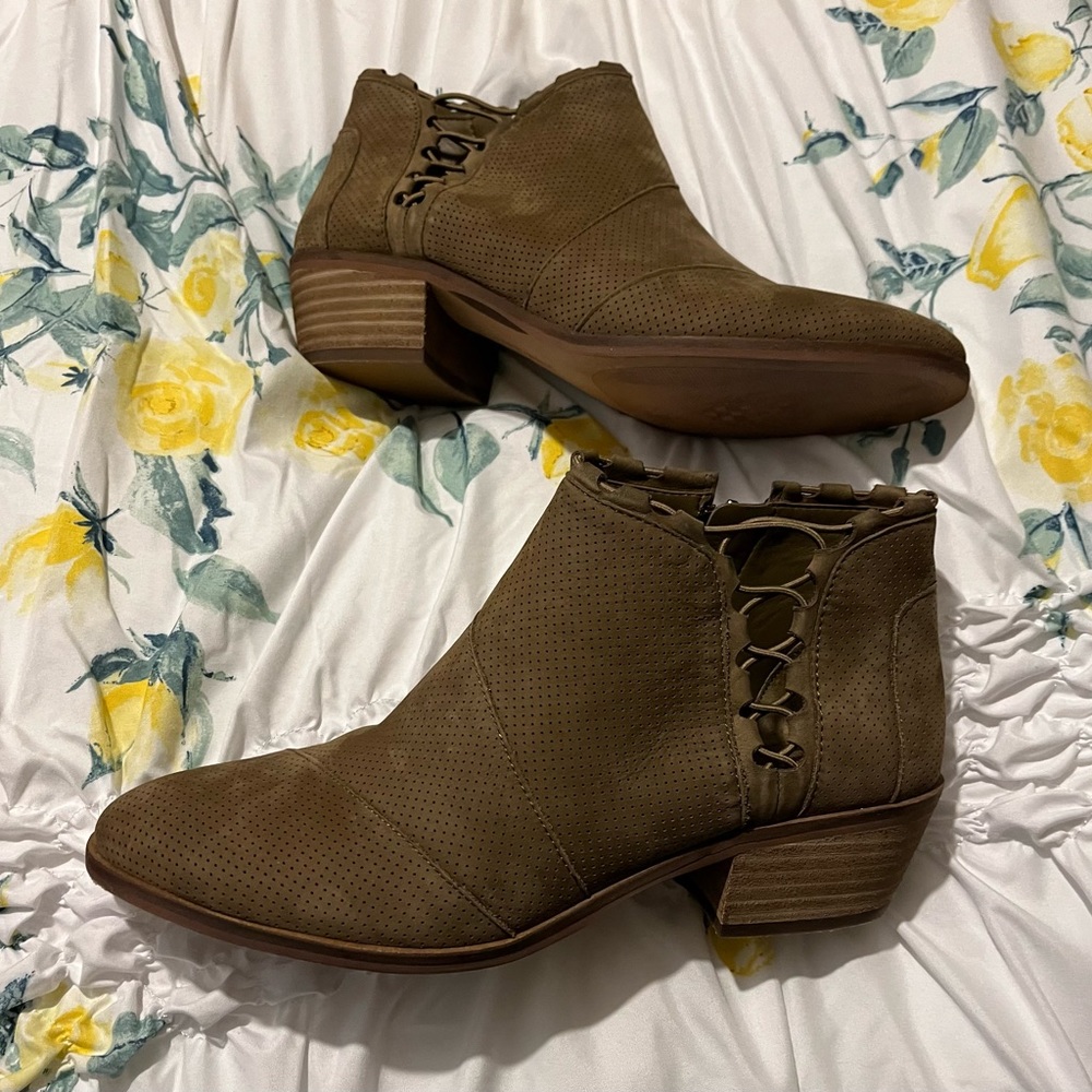 VINCE CAMUTO PANDORMIA ANKLE BOOTS SZ 9 1/2M